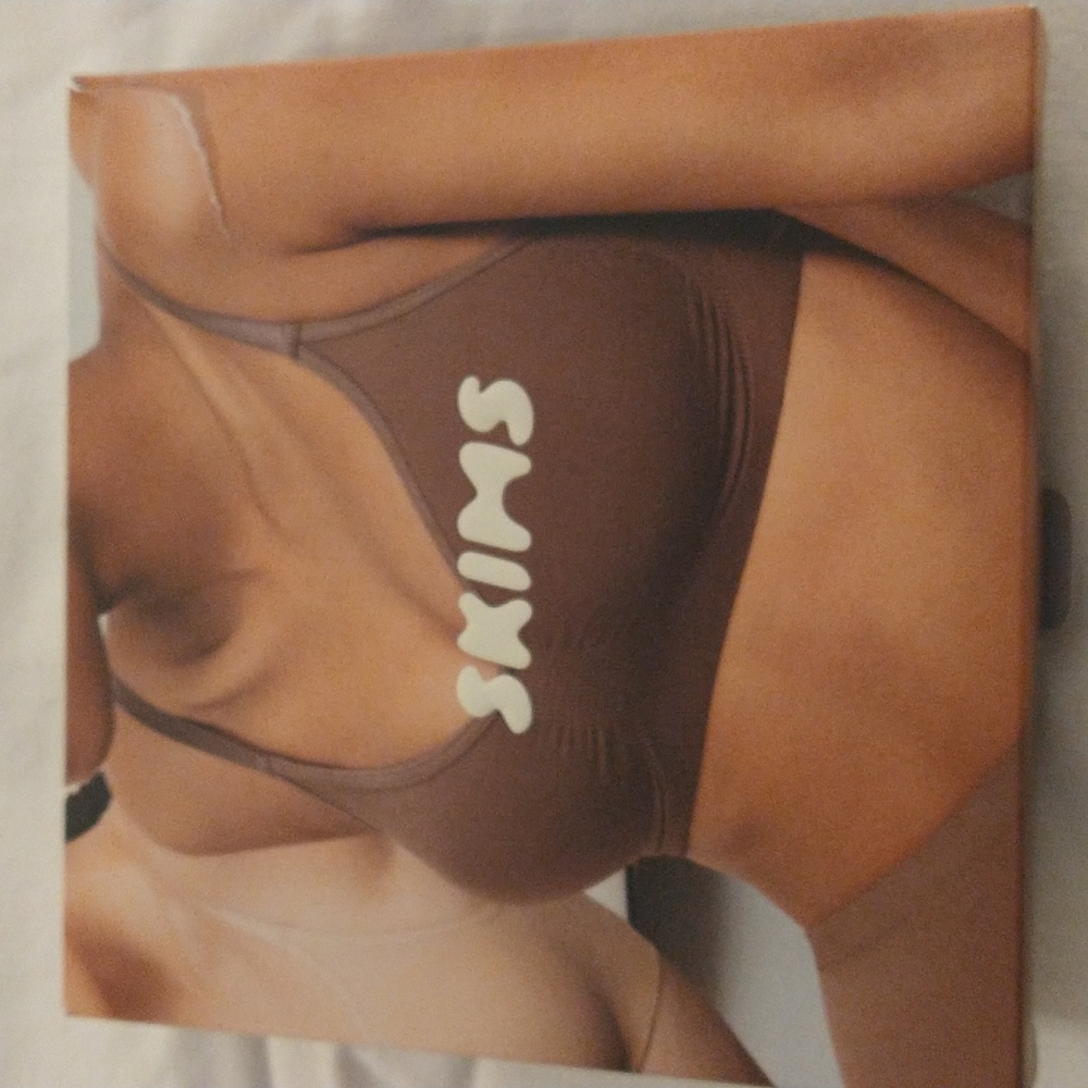 New skims sculpting bra, size S/M but really fits a small.